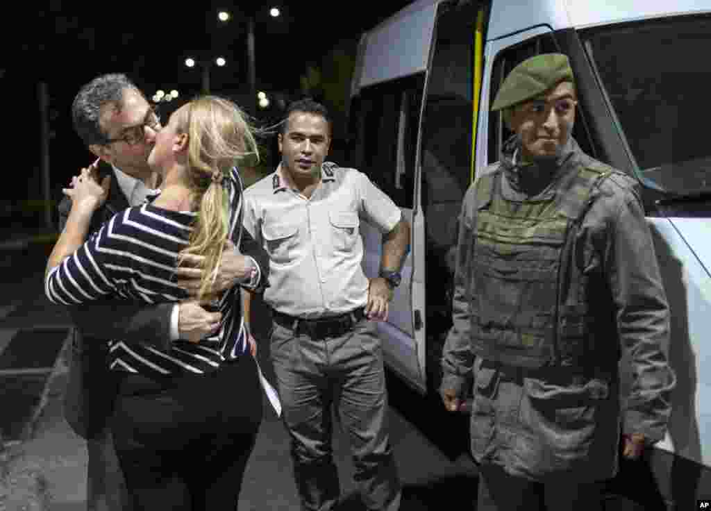 Kadri Gursel, a columnist for Turkey&#39;s main opposition newspaper Cumhuriyet, kisses his wife, Nazire Kalkan Gursel, after his release from Silivri prison outside Istanbul.