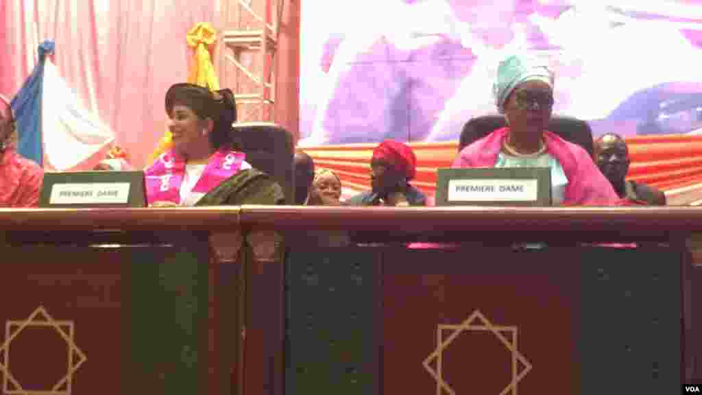 Les deux premières dames du Niger lors d&rsquo;un meeting ayant réuni plus d&rsquo;un millier de femmes des partis soutenant Mahamadou Issoufou, au Palais de Congrès de Niamey, Niamey 18 mars, 2016, Photo Bagassi Koura.