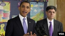 Presiden Barack Obama saat menjelaskan mengenai rancangan anggaran federal, didampingi Direktur Kantor Anggaran AS, Jacob Lew, Senin (14/2).