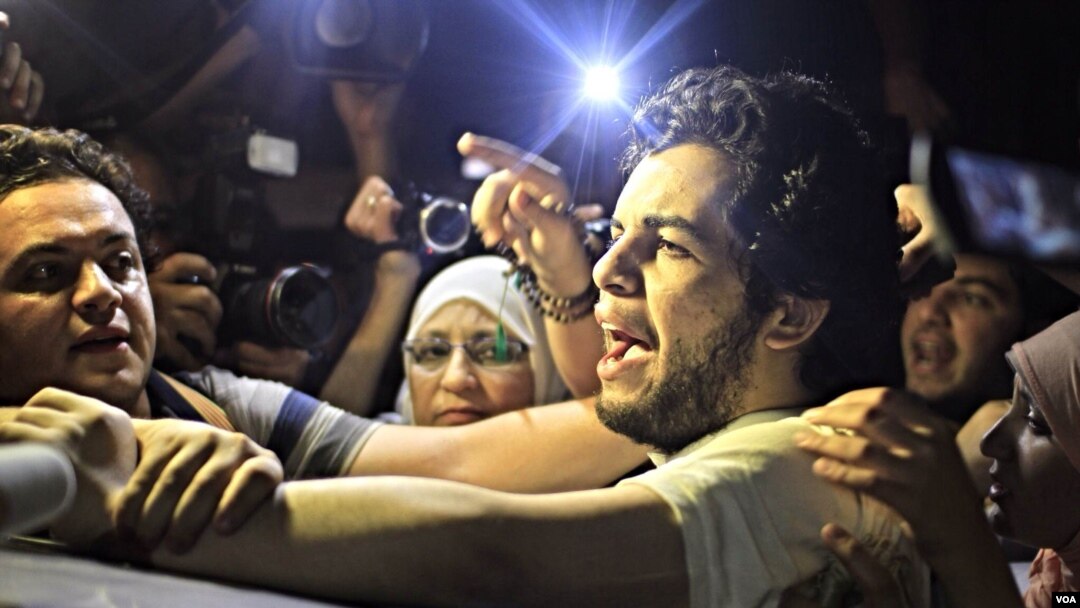 Wartawan Berbahasa Arab Al Jazeera Abdullah Elshamy disambut reman dan keluraganya setelah dibebaskan dari sebuah penjara di Kairo, Selasa sore (17/6).