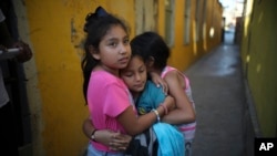 Los niños y jóvenes son el sector más vulnerable al recorrer la ruta del migrante, los riesgos a los que se exponen van desde el abandono hasta ser víctimas de redes de trata y tráfico de personas. Foto AP.