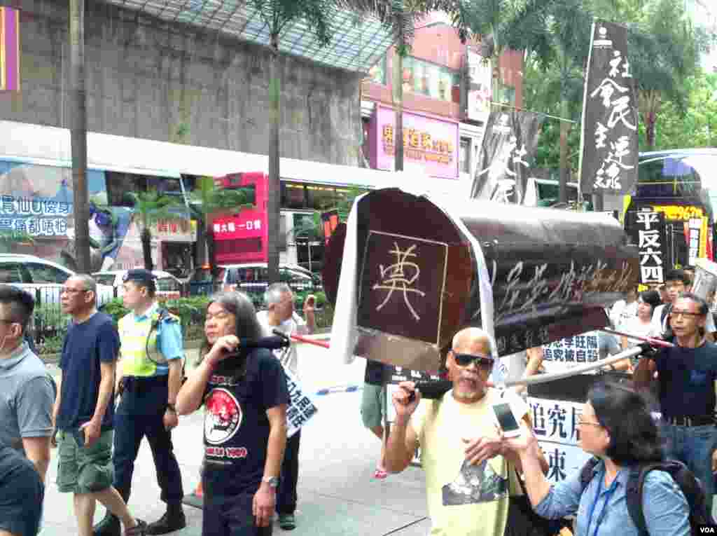 香港支聯會舉行年度平反六四大遊行(美國之音海彥拍攝)