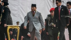 Menteri Pertahanan sekaligus presiden terpilih Prabowo Subianto (tengah) tiba pada upacara peringatan Hari Kepolisian Republik Indonesia di Jakarta pada 1 Juli 2024. (Foto: AFP)