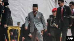 Menteri Pertahanan sekaligus presiden terpilih Prabowo Subianto (tengah) tiba pada upacara peringatan Hari Kepolisian Republik Indonesia di Jakarta pada 1 Juli 2024. (Foto: AFP)