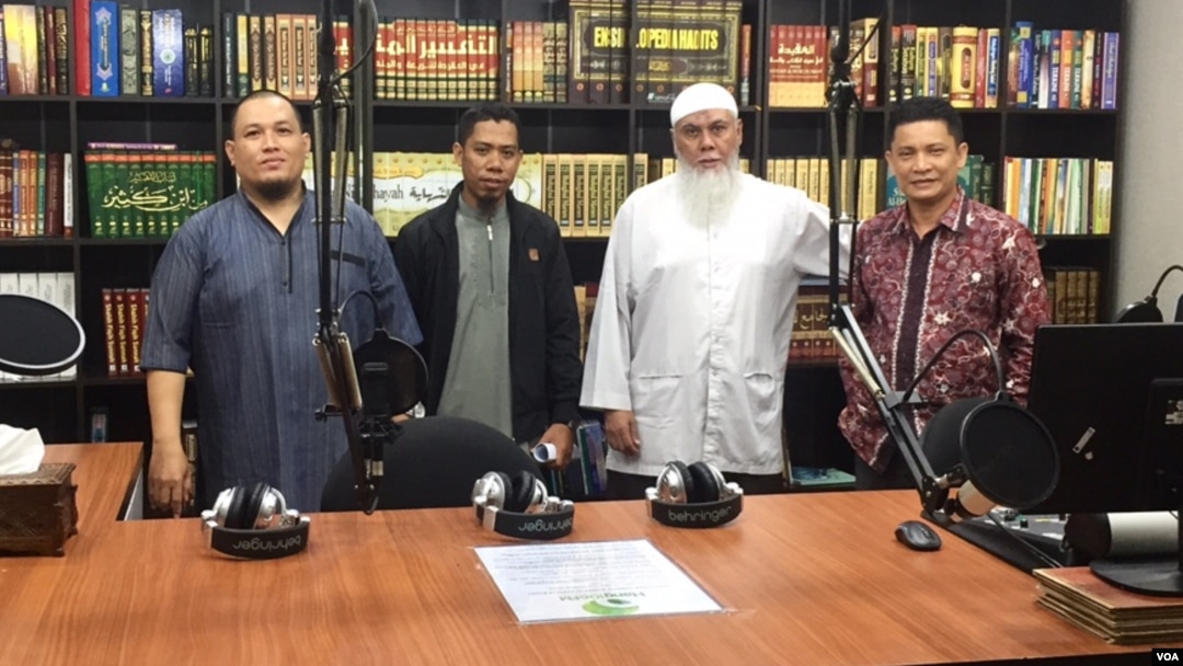Staf Radio Hang, stasiun radio khusus Islam Salafi di Batam. (VOA/K. Varagur)