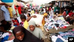 Wasu mata suna sayen kaya a kasuwar gwanjo ta Katangua dake Lagos.