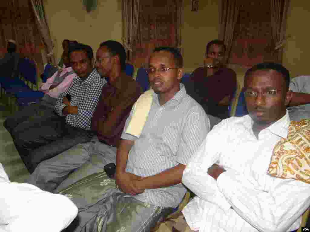 Laanta Af-Soomaaliga ee VOA oo "Kulan Dadweyne" oo looga hadlayo Dhalinyarada iyo Tahriibka ku qabatay magaalda Hargeysa, June 14, 2013.