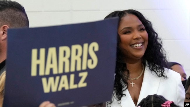 Lizzo asiste a un evento de campaña para la vicepresidenta candidata presidencial demócrata Kamala Harris en la escuela secundaria Western International en Detroit, el sábado 19 de octubre de 2024.