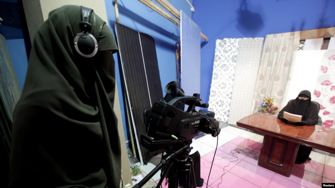 Suasana di studio Maria TV di Mesir yang dikelola dan dijalankan sepenuhnya oleh perempuan bercadar. (Foto: Reuters)