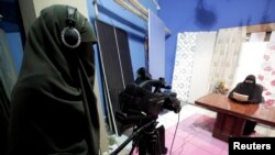 Suasana di studio Maria TV di Mesir yang dikelola dan dijalankan sepenuhnya oleh perempuan bercadar. (Foto: Reuters)