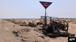 دیمەنی پاشماوەی ئۆتۆمبێلە سەربازییەکانی حکومەتی سعودیە لە شەڕێکدا لەگەڵ حوسییەکان لە بەرواری 17ـی دەی 2026 لە دەرەوەی شاری مەخا. 