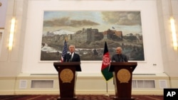 Menteri Pertahanan AS Chuck Hagel (kiri) dan Presiden Afghanistan Ashraf Ghani dalam konferensi pers di Kabul, Afghanistan (6/12). (AP/Rahmat Gul)
