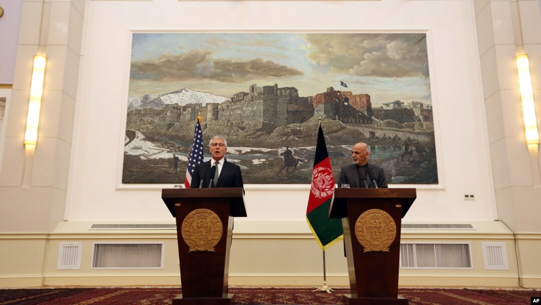 Menteri Pertahanan AS Chuck Hagel (kiri) dan Presiden Afghanistan Ashraf Ghani dalam konferensi pers di Kabul, Afghanistan (6/12). (AP/Rahmat Gul)