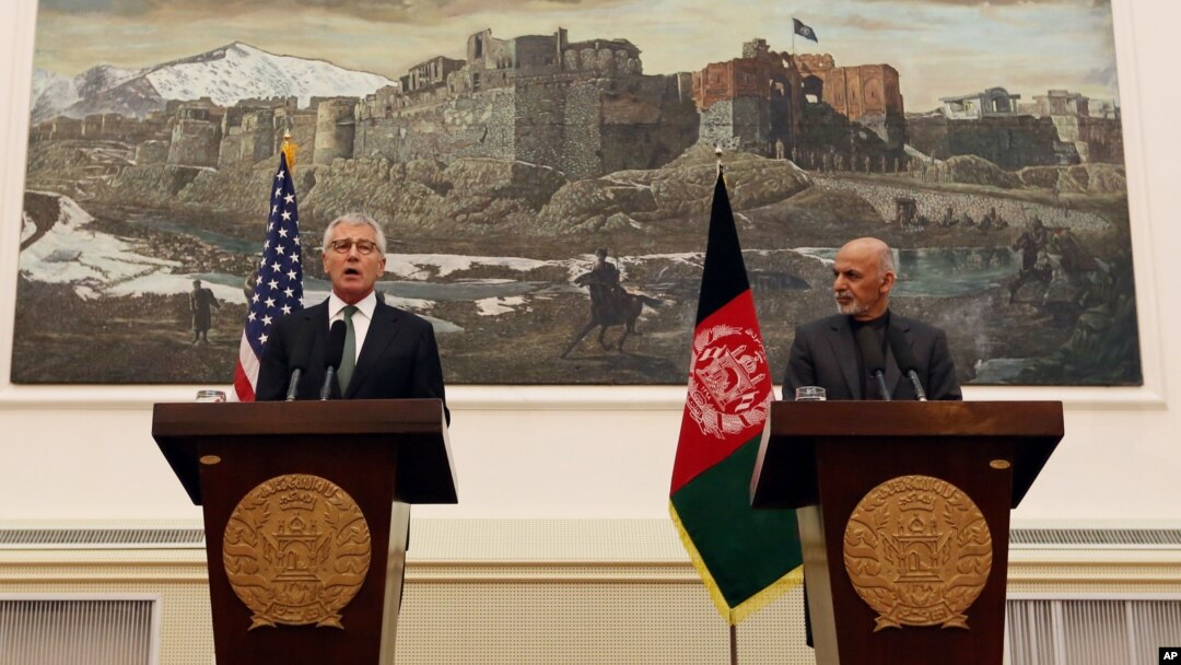 AQSh Mudofaa vaziri Chak Xeygl va Afg'oniston prezidenti Ashraf G'ani, Kobul, 6-dekabr, 2014