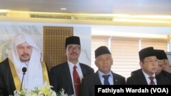 Ketua Majelis Syura Arab Saudi Syekh Abdullah bin Muhammad asy-Syekh(kiri) bersama Ketua dan Wakil ketua DPR dalam konferensi pers usai melakukan pertemuan di gedung DPR/ MPR Senayan, Jakarta. (VOA/Fathiyah Wardah)