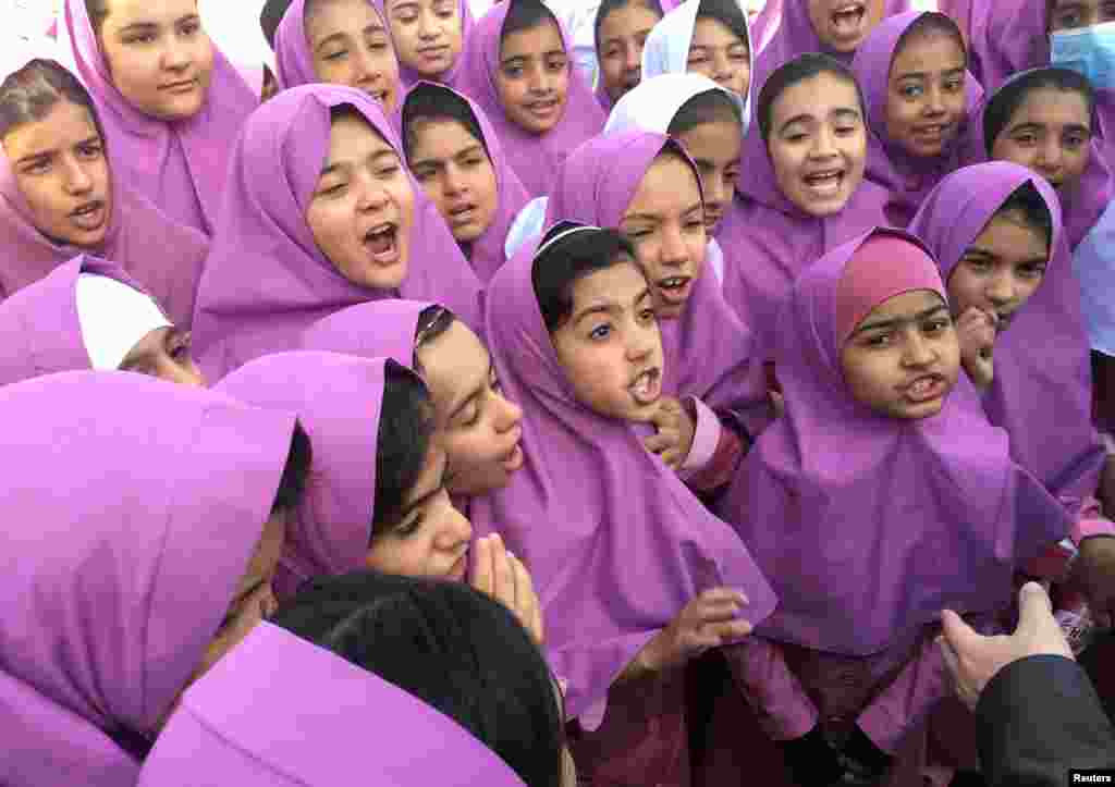 دختران ایرانی و افغان در مدرسه امام حسن مجتبی در کرمان، ایران.