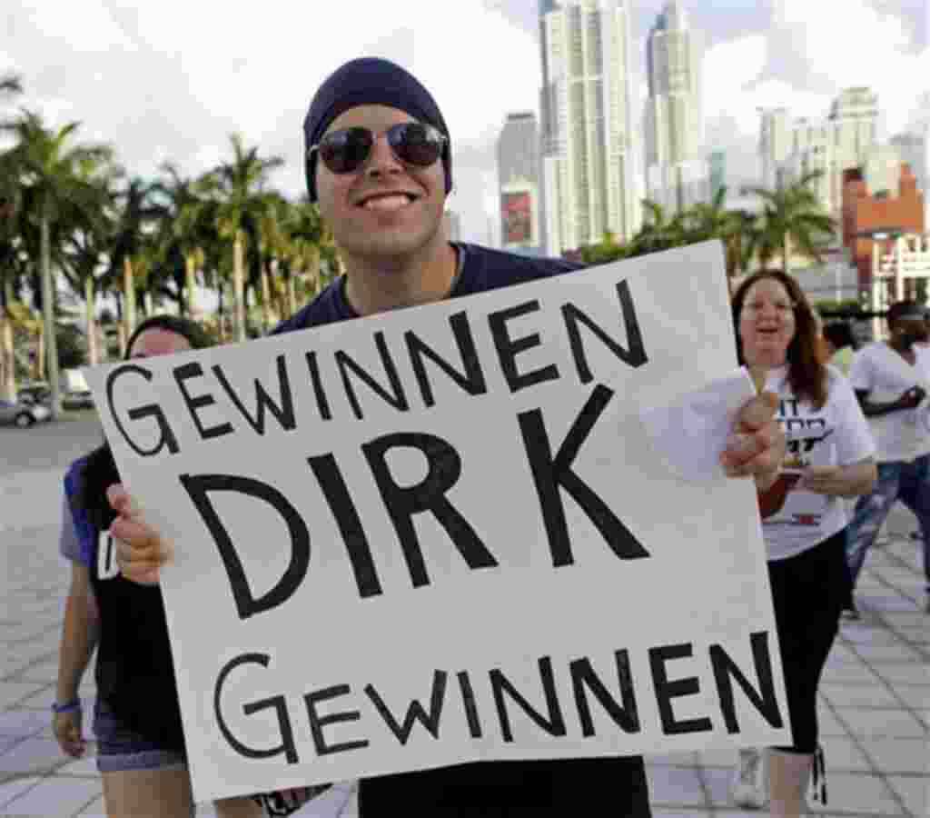 Mike Lovera de Tampa, muestra un cartel que hace referencia a la palabra Dirk (daga) nombre del jugador alemán de los Mavericks, Dirk Nowitzki.
