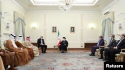 Rais wa Iran Ebrahim Raisi akutana na mshauri wa kitaifa wa UAE Sheikh Tanhoon bin Zayed.