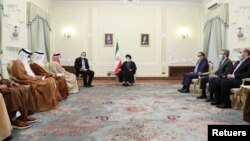 Presiden Iran Ebrahim Raisi (tengah) menerima penasihat keamanan nasional utama UEA Sheikh Tahnoon bin Zayed Al Nahyan dan delegasi UEA di Teheran, Iran (foto: ilustrasi). 