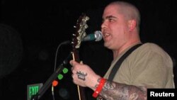 Wade Michael Page tenía un grupo musical llamado End Apathy, banda racista que tocaba canciones acerca del "poderío blanco".