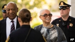 Bill Cosby arrives for his sexual assault trial with his wife Camille Cosby at the Montgomery County Courthouse in Norristown, Pa., June 12, 2017. 