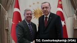 Senator AS Lindsey Graham (kiri) bertemu Presiden Turki Recep Tayyip Erdogan di Ankara, Turki, hari Jumat (18/1).