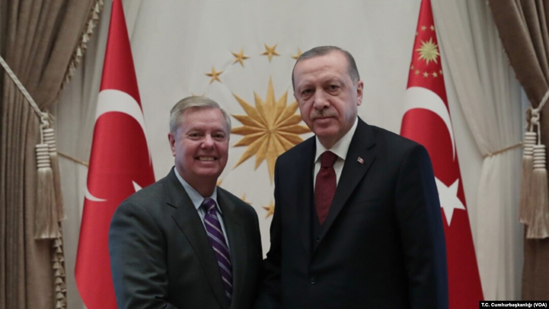 د ترکیې ولسمشر رجب طیب اردوغان او امریکايي سناتور لېنډزي ګراهام