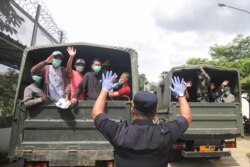 Militer membantu para napi yang dibebaskan sebelum masa tahan habis untuk menghindari peningkatan kasus virus corona (COVID-19) di penjara-penjara yang kelebihan penghuni di Depok, 2 April 2020. (Foto: Antara via Reuters)