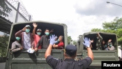 Militer membantu para napi yang dibebaskan sebelum masa tahan habis untuk menghindari peningkatan kasus virus corona (COVID-19) di penjara-penjara yang kelebihan penghuni di Depok, 2 April 2020. (Foto: Antara via Reuters)