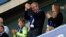 El propietario del Chelsea, Roman Abramovich, aplaude a los aficionados después de ganar la Premier League. [Foto de archivo]