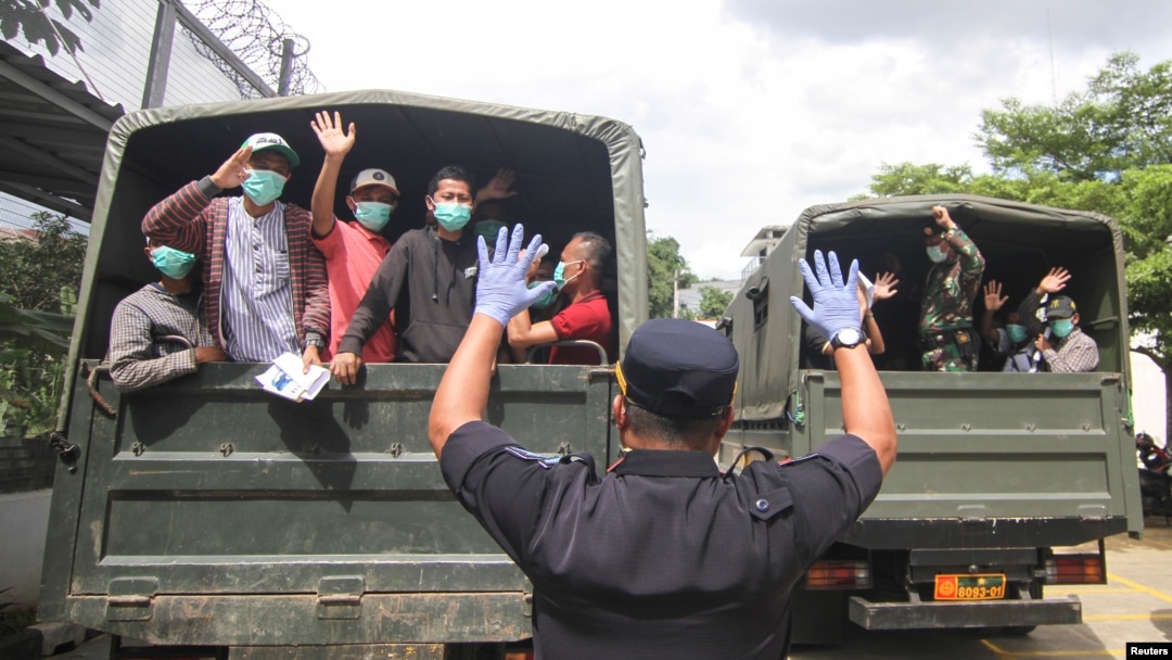 Militer membantu para napi yang dibebaskan sebelum masa tahan habis untuk menghindari peningkatan kasus virus corona (COVID-19) di penjara-penjara yang kelebihan penghuni di Depok, 2 April 2020. (Foto: Antara via Reuters)