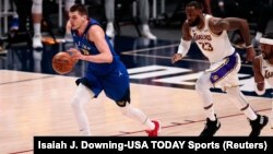 Nikola Jokić u kontranapadu ispred Lebrona Džejmsa na utakmici u Denveru, 14. februara 2021 (Foto: Reuters/Isaiah J. Downing-USA TODAY Sports)