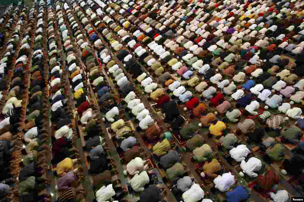 Endonezya&#39;nın G&uuml;ney Sulawesi eyaletinde bir cami, 20 Temmuz 2012