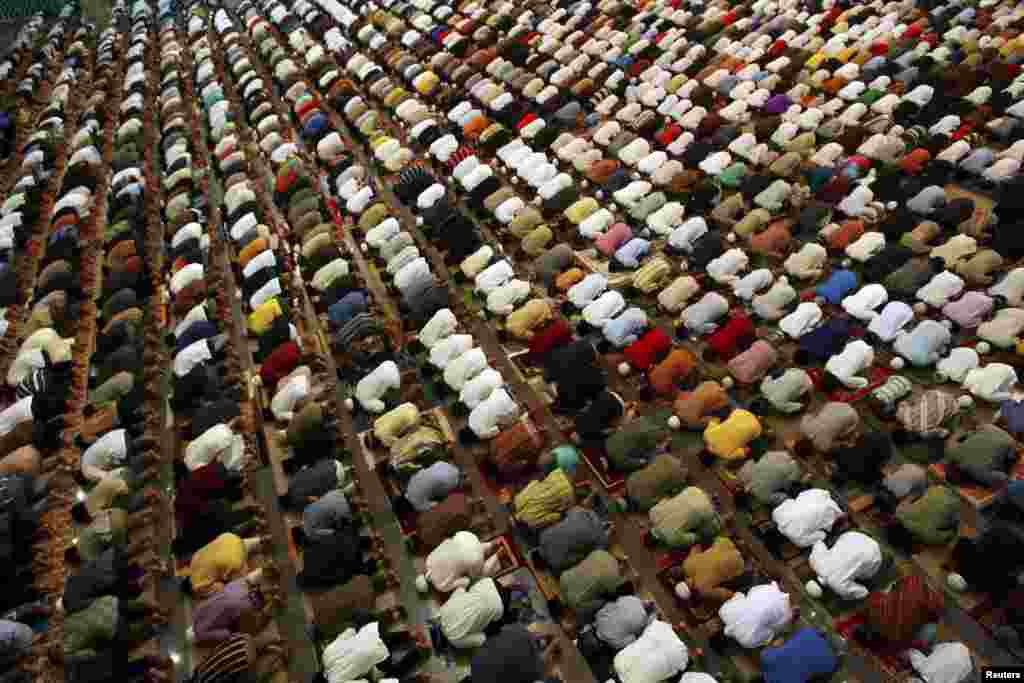 Muslimani sudjeluju u masovnoj molitvi koja obilježava početak ramazana u džamiji u Makassaru, u indijskoj pokrajini Južni Sulawesi