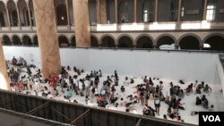 Visitors gather at the National Building Museum exhibit, "The Beach," in Washington, D.C. (W. Wisniewski/VOA)