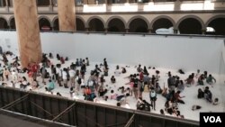 Visitors gather at the National Building Museum exhibit "The Beach" in Washington, D.C. (W. Wisniewski/VOA)