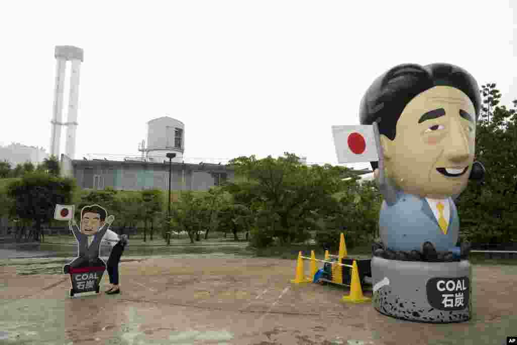 در حاشیه نشست گروه ۲۰، یک فعال مدافع محیط زیست که به سیاست های شینزو آبه نخست وزیر ژاپن اعتراض دارد، بادکنگ پلاستیکی او را در مقابل محل برگزاری این نشست نصب می&zwnj;کند.&nbsp;