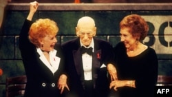 Actresses Gwen Verdon, left, and Jean Stapleton with George Abbott, who celebrated his 107th birthday at the 1994 Tony Awards