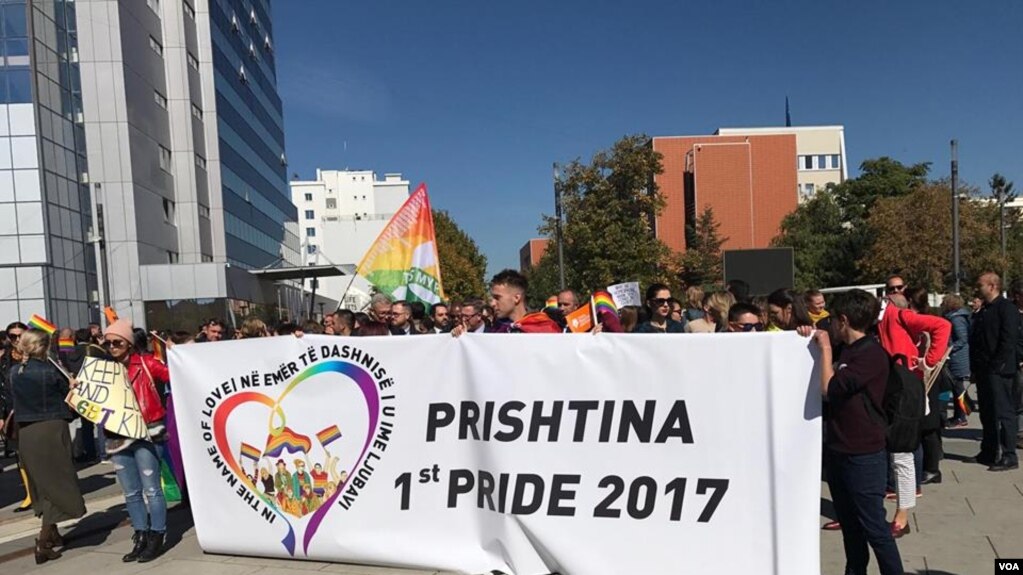 Mbahet “parada e krenarisë” në Kosovë