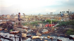 Warga meratapi kampungnya pasca tsunami (VOA/Eva M.)