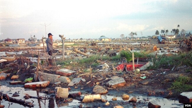 Warga meratapi kampungnya pasca tsunami (VOA/Eva M.)