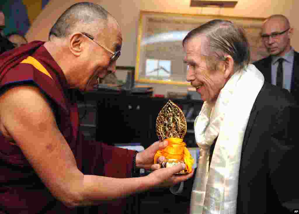 The Dalai Lama handing a present to Havel, Dec. 10, 2011. (AP)