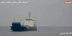 Gambar dari video TV pro-Houthi, Al-Masirah, 3 Januari 2022 ini menunjukkan kapal "Rwabee" berbendera Emirat di Laut Merah yang disita oleh pemberontak Huthi Yaman. (AFP)