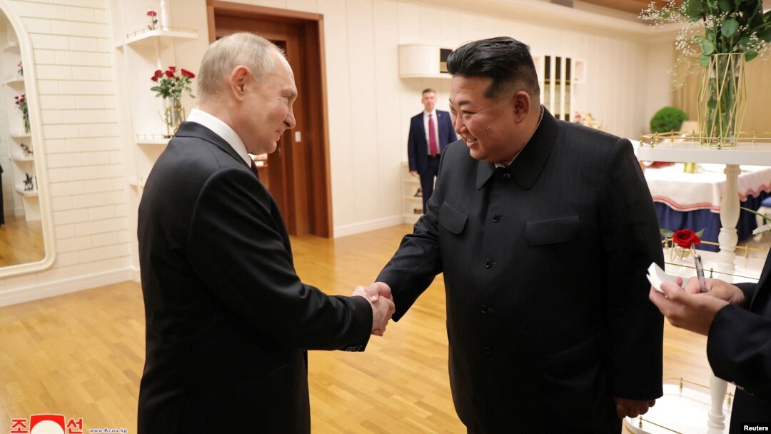 Ruski predsednik Vladimir Putin rukuuje se sa severnokorejskim liderom Kim Džong Unom (Foto: KCNA via REUTERS)