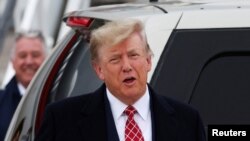 El expresidente de los Estados Unidos y candidato presidencial republicano Donald Trump reacciona después de llegar al Aeropuerto Internacional de Aberdeen en Escocia, el 1 de mayo de 2023.