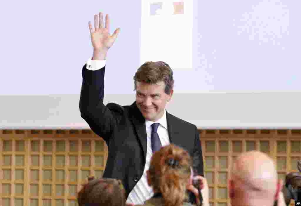 Outgoing Economy Minister Arnaud Montebourg waves during a press conference in Paris, Aug.25, 2014.&nbsp;