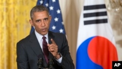 바락 오바마 미국 대통령이 16일 워싱턴 백악관에서 박근혜 한국 대통령과 정상회담 후 공동 기자회견을 가졌다. 오바마 대통령이 기자의 질문에 답하고 있다.