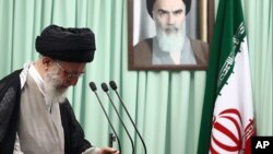 មេដឹកនាំ​ជាន់​ខ្ពស់ Khamenei ​នៃ​ប្រទេស​អ៊ីរ៉ង់​ ព្រមាន​សហរដ្ឋ​អាមេរិក​ចំពោះ​ការ​ដាក់​ទ័ណ្ឌកម្ម​ប្រឆាំង​អ៊ីរ៉ង់។