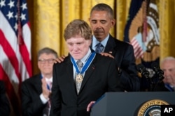 El ex presidente Barack Obama condecora al actor Robert Redford con la Medalla de la Libertad, en la Casa Blanca. Washington, 22/11/16.