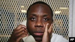 Raphael Holiday, de 36 años fue sentenciado a la pena capital por asesinato de tres menores, entre ellas su hija de 18 meses al prender fuego a la casa donde se encontraban.